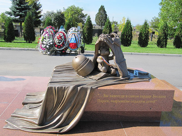 Одно из наиболее известных произведений А.Б. Калманова - памятник сотрудникам спецслужб, погибшим при освобождении заложников в Беслане.